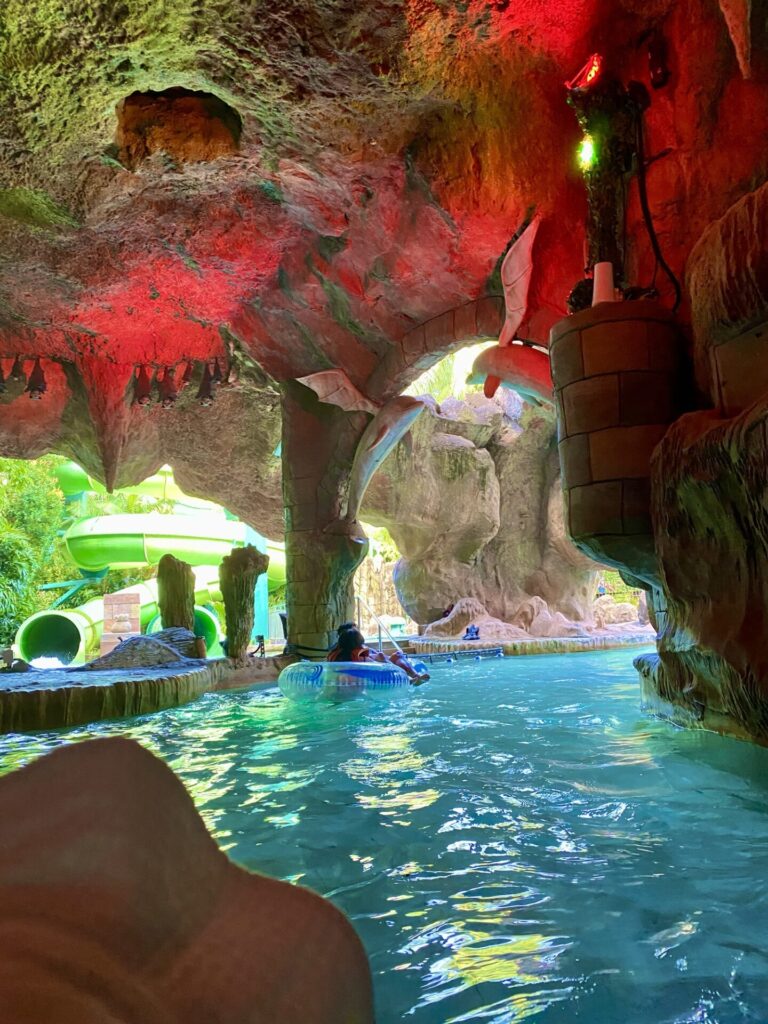 流れるプールの洞窟